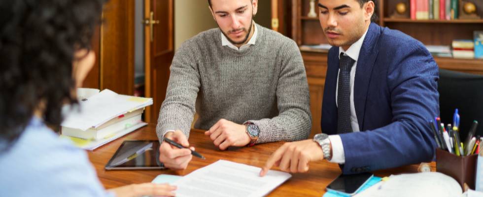 Cómo una asesoría legal integral evita problemas financieros.